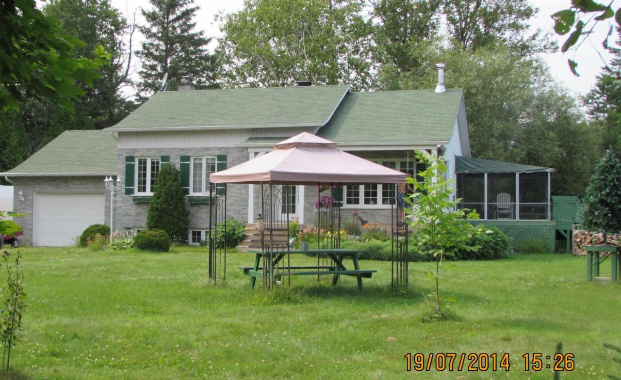 Gite Parc Mauricie B&B Saint Mathieu Du Parc Exterior photo